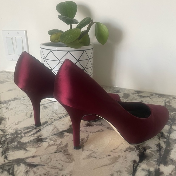 Le Château burgundy high heels - Picture 3 of 9